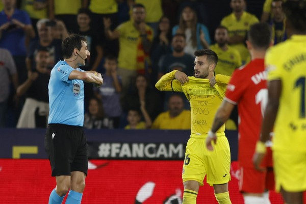 Baena fue expulsado tras levantar su camiseta para homenajear a Llaneza
