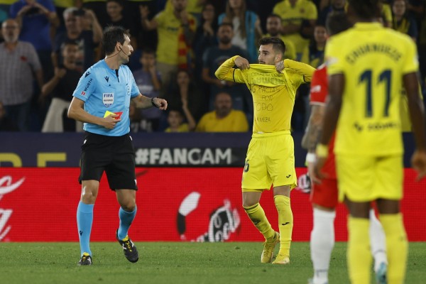 El Villarreal apela a la épica para dedicarle la victoria a Llaneza y remonta en el último suspiro