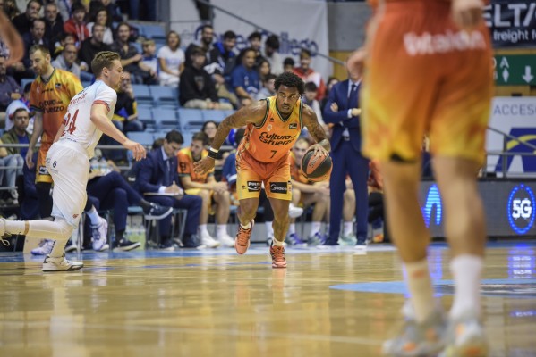 El Valencia sufre, pero tumba al Obradoiro en la prórroga
