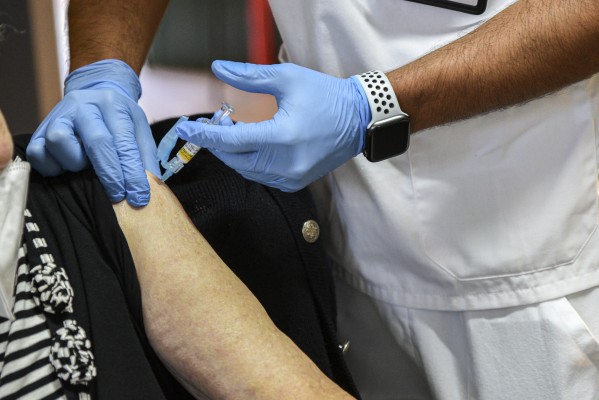 Sanidad vacuna a 95.102 personas contra la gripe durante la primera semana de la campaña