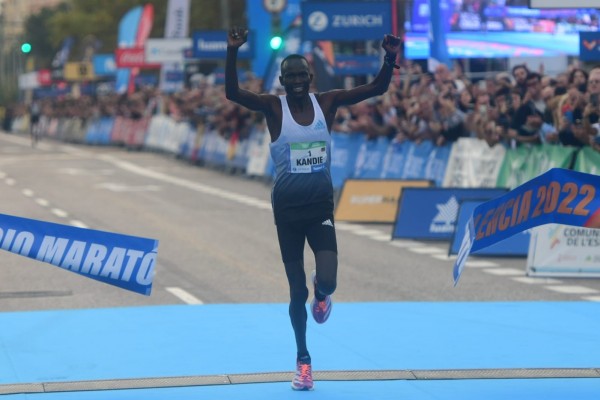 Kibiwott Kandie vuelve a triunfar en Valencia