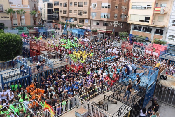 Onda arranca la Fira con el masivo almuerzo y pasacalle y cerriles de Victoriano del Río y Cuadri

