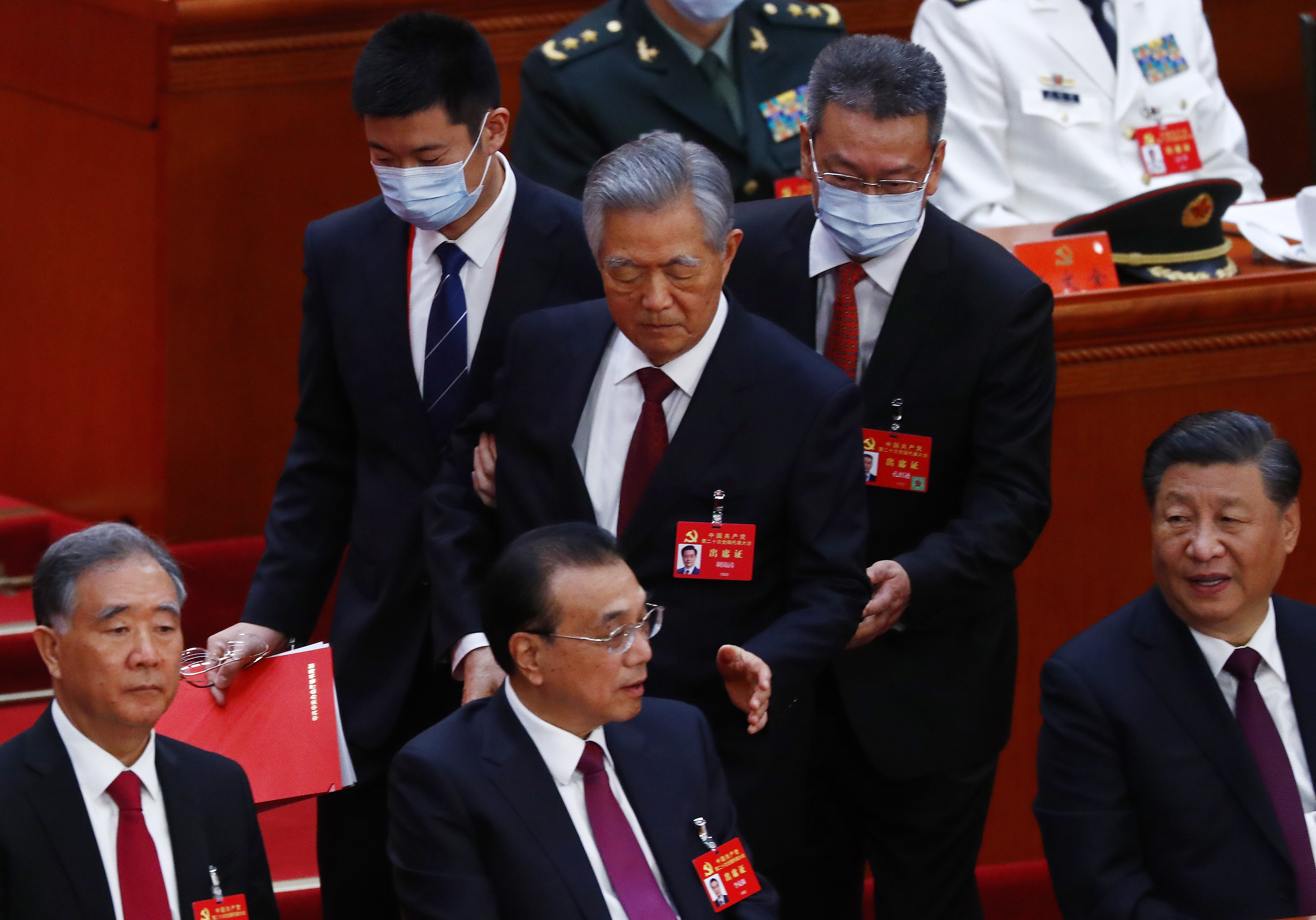 El expresidente chino Hu Jintao, escoltado fuera del Congreso del Partido Comunista de China