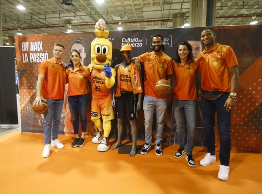 Valencia Basket visita la Feria del Corredor del MMVTA