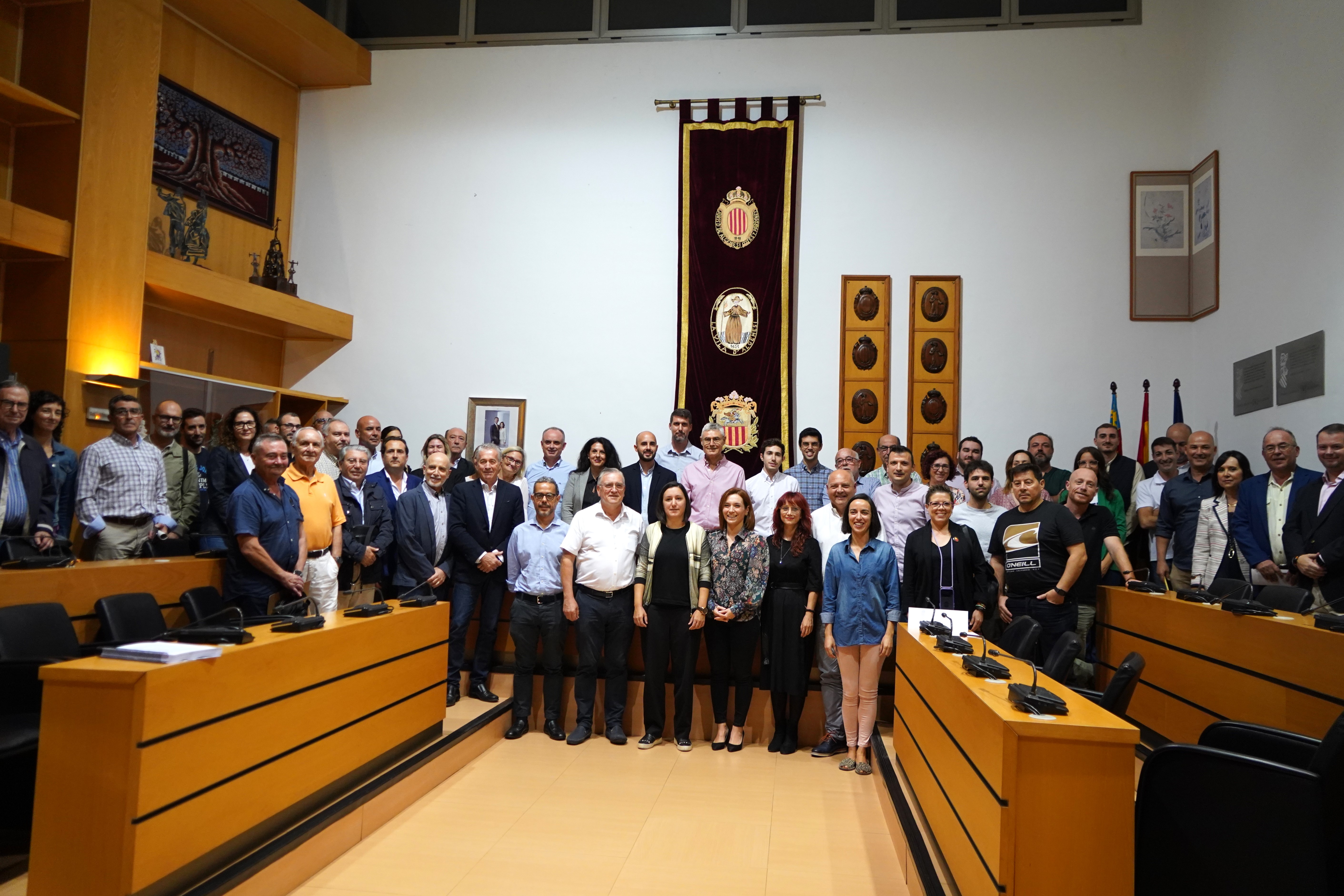 Representantes de la corporación municipal y la Entidad de Gestión después de la aprobación. Foto: Ajuntament d'Algemesí - 