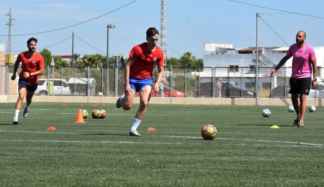 La Fundación Deportiva Municipal renovará el césped del campo de rugby de Quatre Carreres y del campo de fútbol de Pinedo
