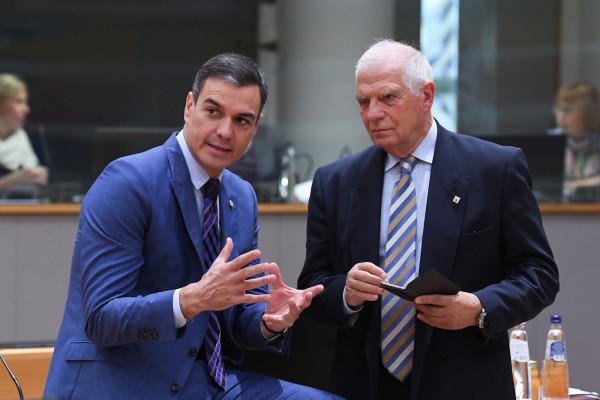 Sánchez promete ayudas adicionales al automóvil tras repartir solo 880 de los 3.000 millones del Perte