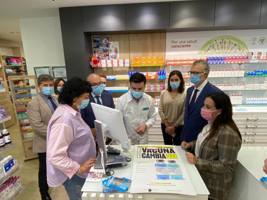 Salud y farmacéuticos inician una campaña para incentivar la vacunación de covid y gripe en mayores de 60 años


