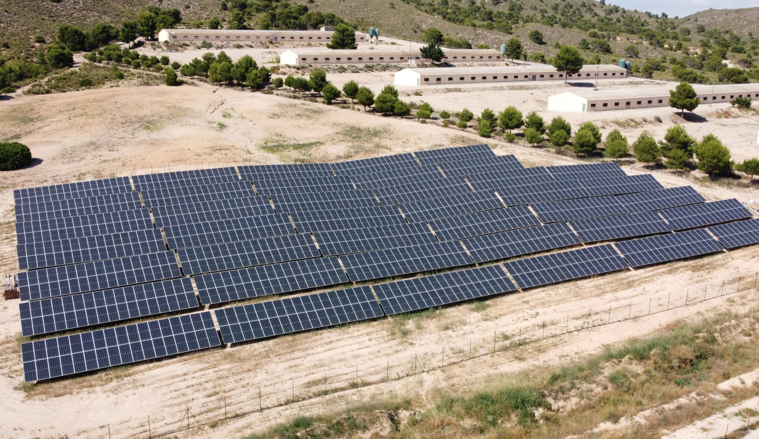 Imagen de la instalación de placas fotovoltaicas en uno de los centros productivos de Cefusa. Foto: CEFUSA. - 