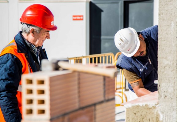 La falta de mano de obra lastra al sector de la construcción en la Región: 