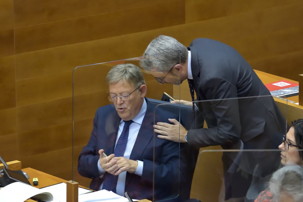 Ximo Puig y Arcadi España, en Les Corts Valencianes. Foto: CORTS/INMA CABALLER - 