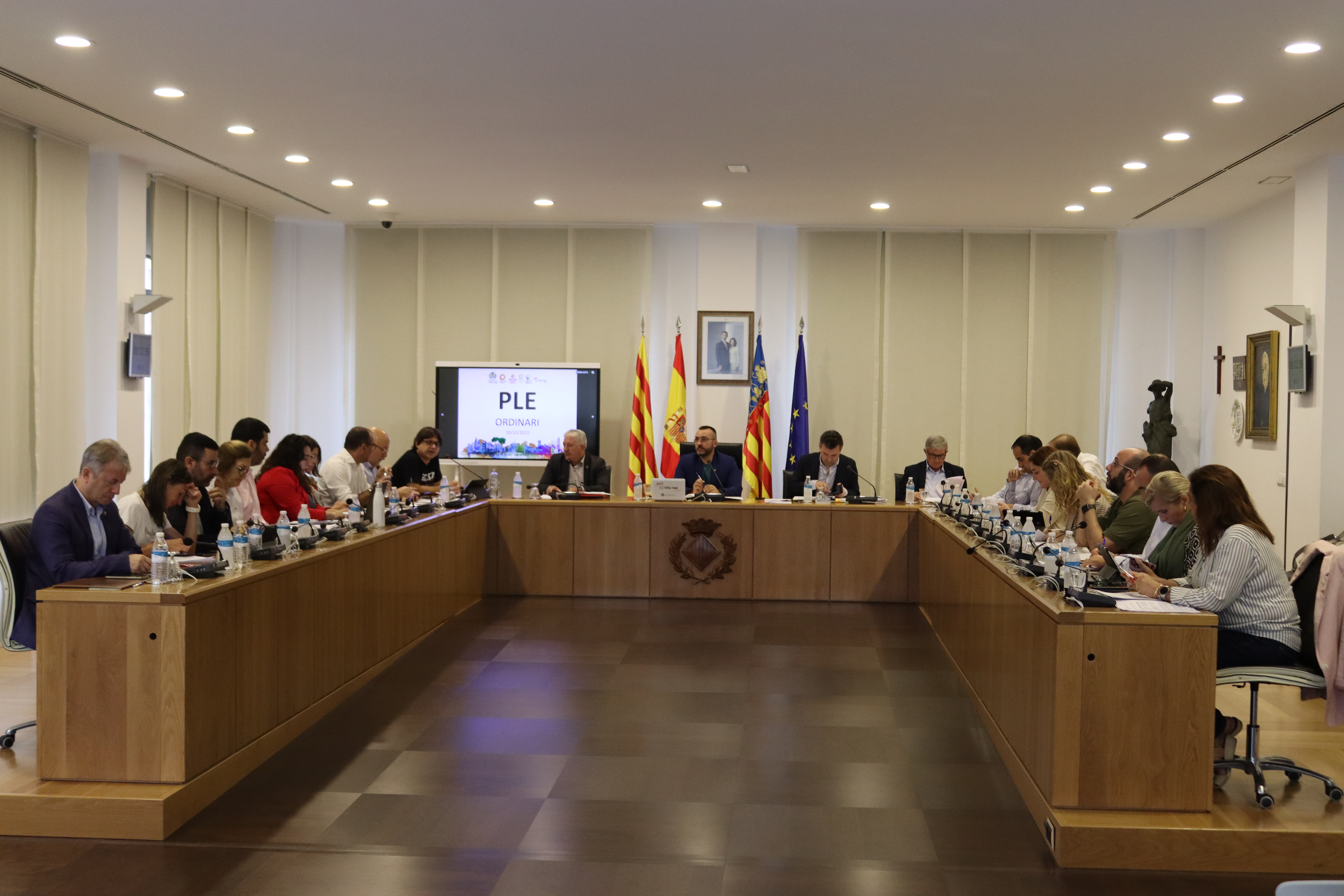 Vila-real aprueba congelar la contribución en 2023 y bonificar un 25% la instalación de placas solares