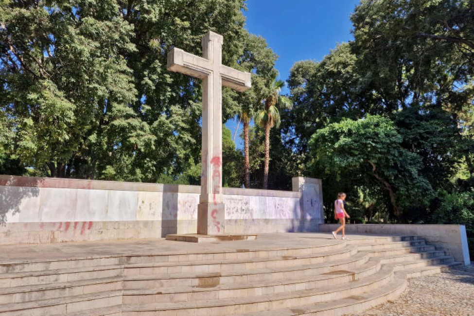 La retirada de la cruz de Ribalta es uno de los proyectos pendientes del Fadrell. Foto: ANTONIO PRADAS - 