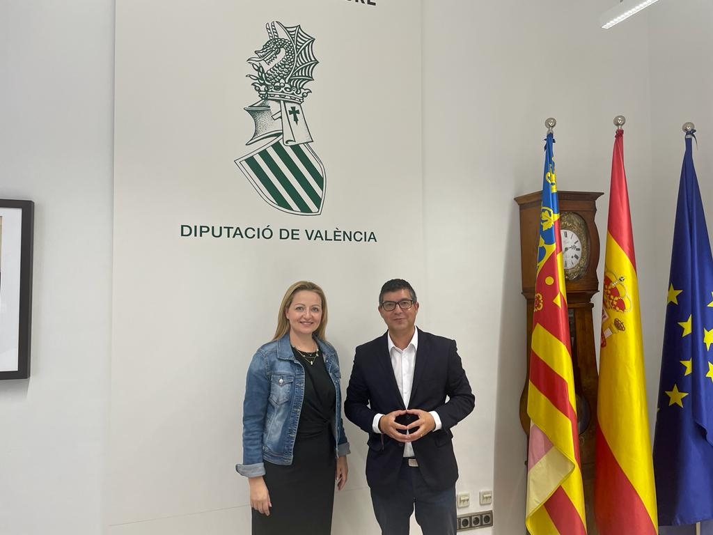 La diputada de Bienestar Social, Pilar Sarrión, junto al concejal de Torrent José Antonio Castillejo. Foto: Diputació de València - 