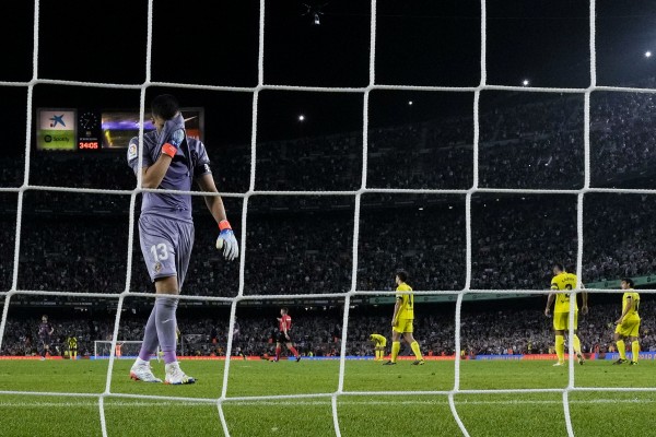 El Villarreal sale goleado del Camp Nou anulado por el Barcelona y lastrado por la muerte de Llaneza