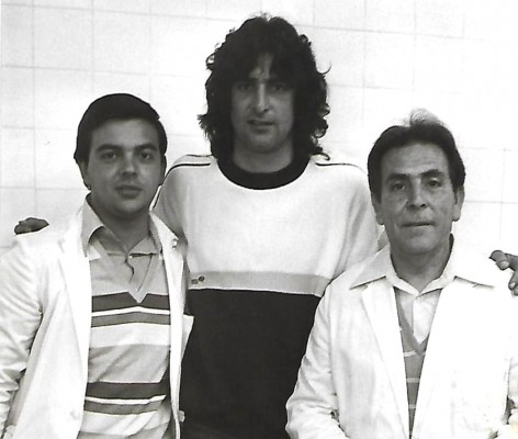 Javier Pérez y su padre José María: 50 años de servicio y hospitalidad como camareros de vestuarios en Mestalla