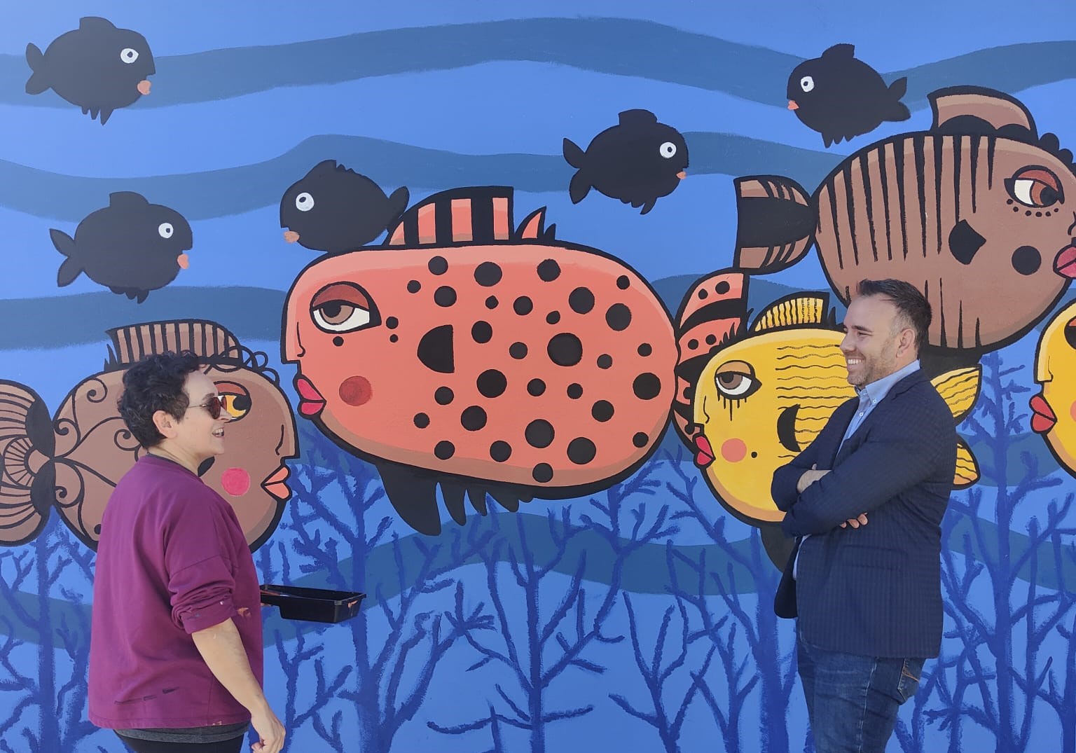 María Griñó realiza un gran mural inspirado en el mar dentro del ciclo 'Al Port'