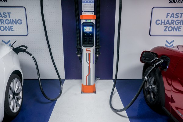 La Eurocámara da luz verde a que haya puntos de recarga para coches eléctricos cada 60 kilómetros