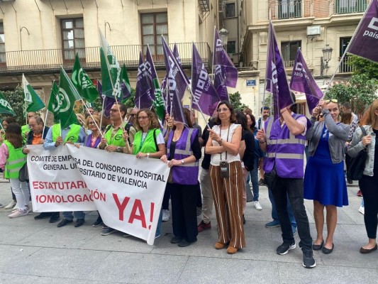El comité del Hospital General de Valencia se concentra para reclamar su integración en Sanidad