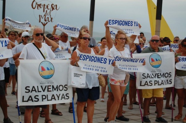 Vecinos de Oropesa del Mar exigen en Madrid medidas para evitar la regresión de la playa