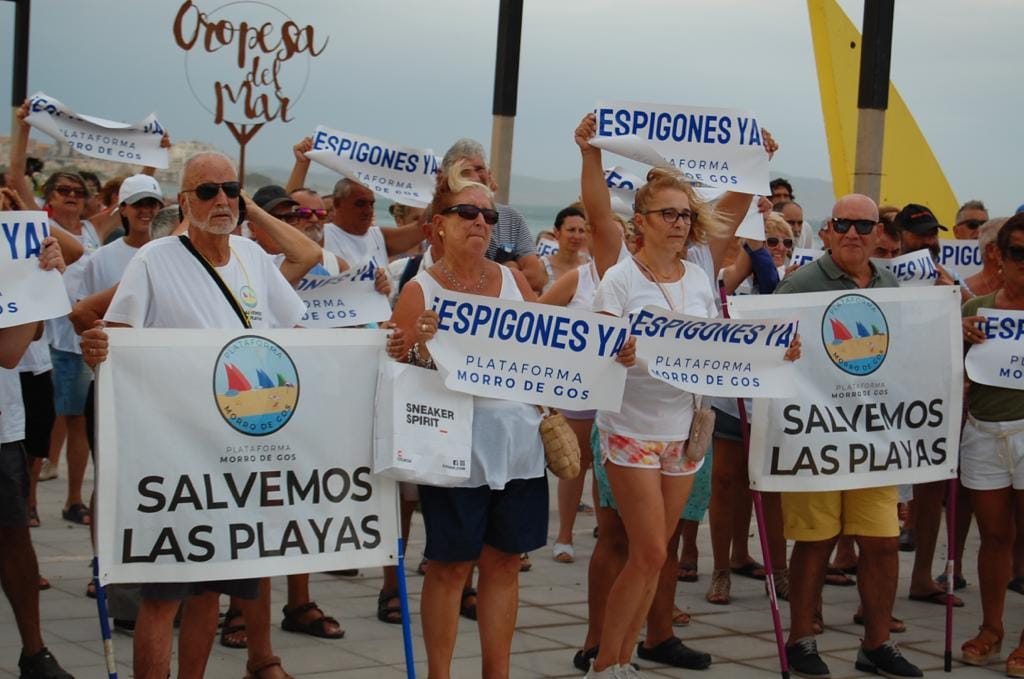 Vecinos de Oropesa del Mar exigen en Madrid medidas para evitar la regresión de la playa