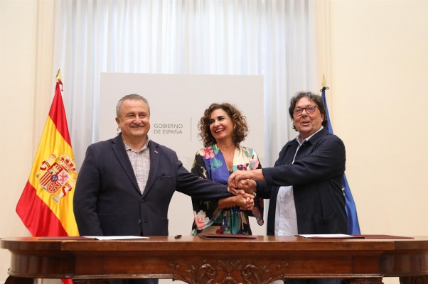 Montero firma con CCOO y UGT la subida salarial para los empleados públicos hasta 2024