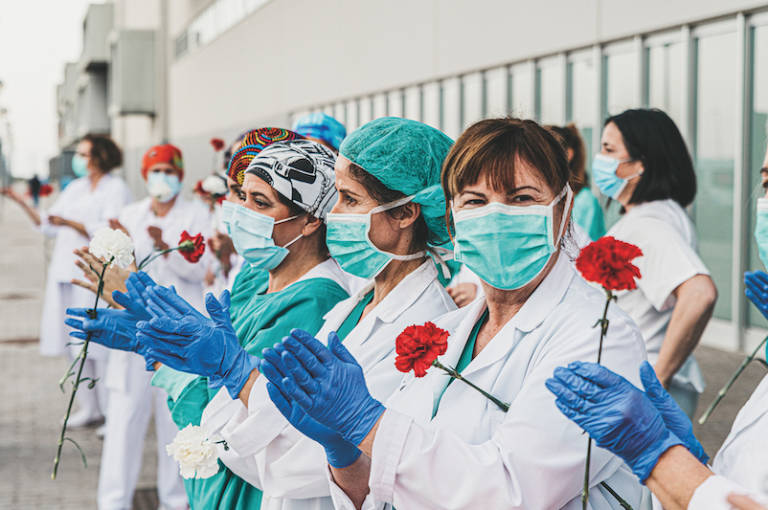 Talento a la fuga: los jóvenes sanitarios emigran en busca de estabilidad