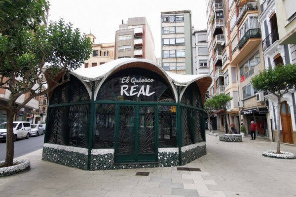 La 'maldición' del quiosco del Real: la adjudicataria renuncia a 4 años de contrato por falta de personal