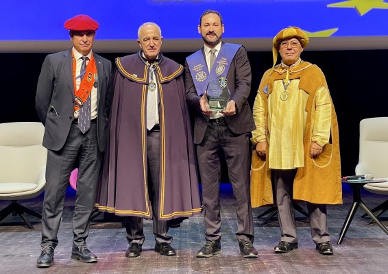 Bodegas Vicente Gandía recibe el premio Aurum 2022 en Francia