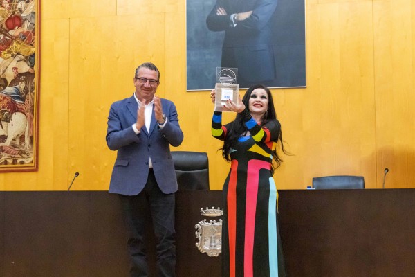 Alaska recibe el premio Turismo Ciudad de Benidorm por su defensa del municipio