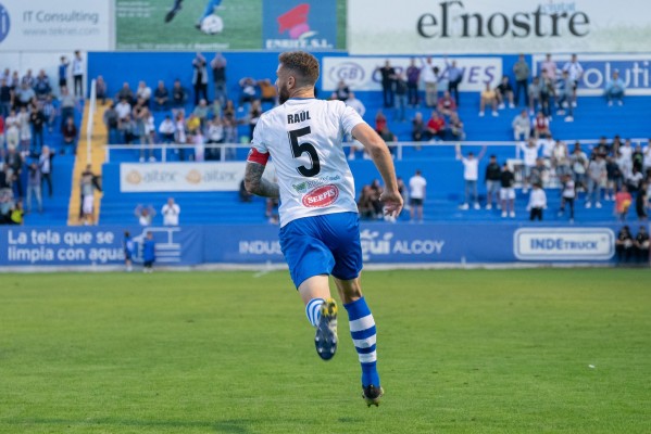 Raúl González cumplirá este domingo cien partidos con el Alcoyano
