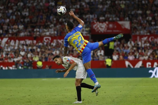 Valencia y Sevilla empatan en un partido 'loco'