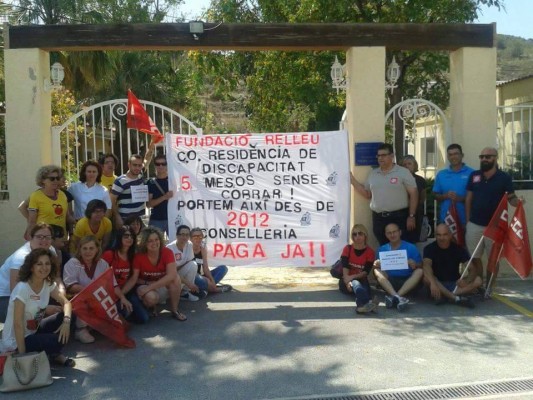 Los empleados de la Fundación Relleu se concentran contra los incumplimientos del Consell
