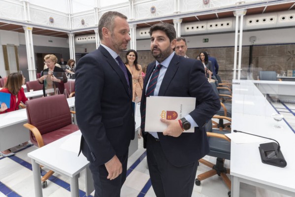 La oposición interrogará a López Miras por las fugas del Grupo Vox y la 