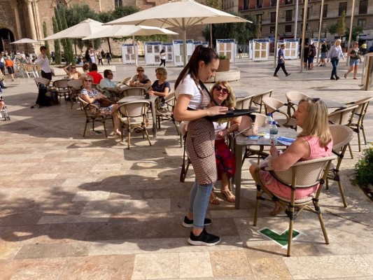 El Ayuntamiento de València marca las terrazas de la plaza de la Reina y no autorizará más