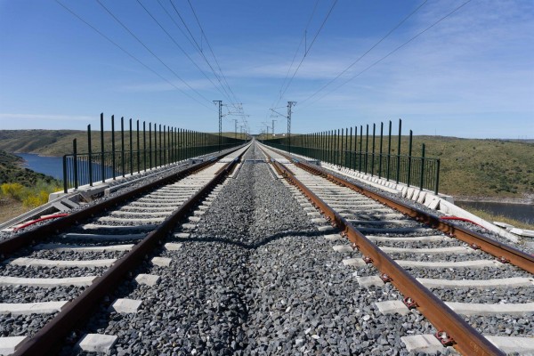Adif Alta Velocidad coloca 500 millones en un nuevo bono 'verde' a 7 años y un interés del 3,5%