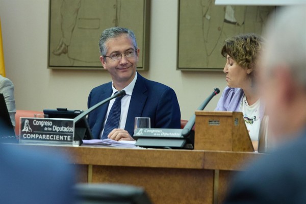 De Cos pide consenso en el Congreso para una revisión del gasto y del sistema impositivo