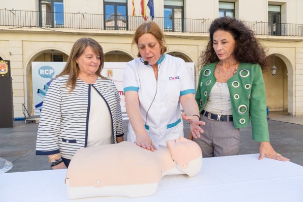 Cientos de alicantinos participan en los talleres de RCP de HLA Vistahermosa en Alicante