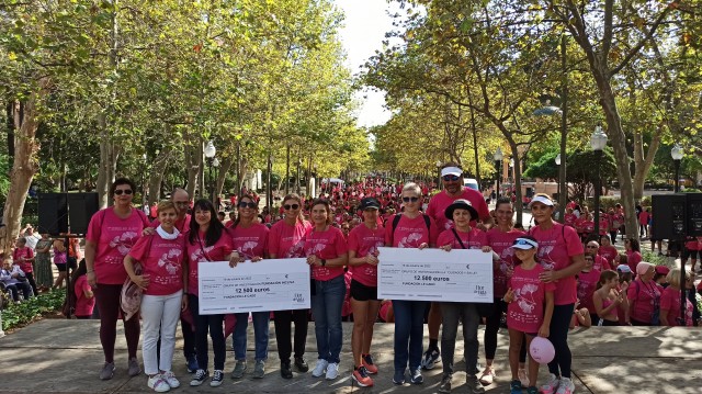 Castelló vive una marcha multitudinaria y dona 25.000 euros a la investigación del cáncer de mama 