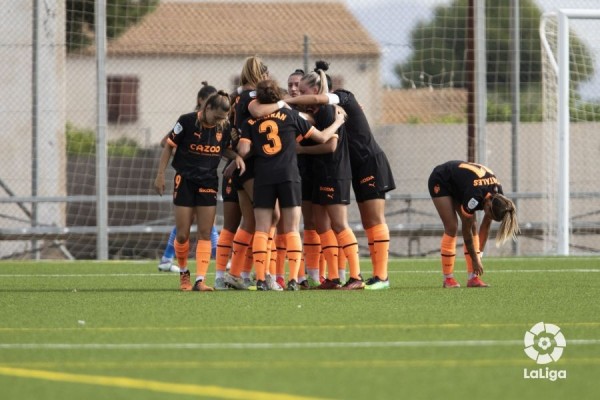 Pujadas firma la primera victoria del Valencia a domicilio