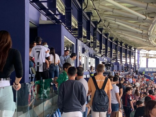 Un aficionado se 'encara' con Campaña durante el Levante - Leganés