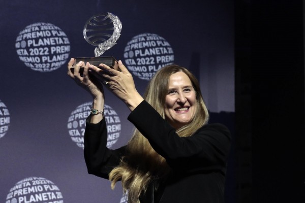 Luz Gabás gana el Premio Planeta 2022 con 'Lejos de Luisiana'