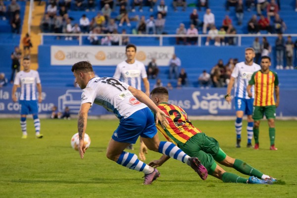 El Alcoyano cede el liderato 