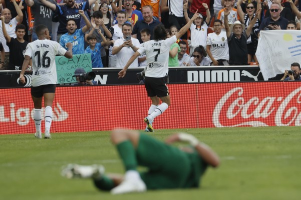 Cavani remonta al filo del descanso