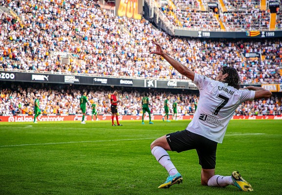 El 'arquero' Cavani ya dispara flechas en Mestalla 