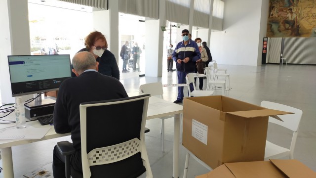 Alicante completa el quinto reparto de mascarillas frente a la covid para mayores de 65 años 