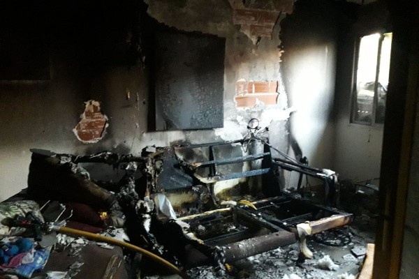Los bomberos rescatan con vida a una anciana atrapada en un incendio de una vivienda en Pozo Estrecho