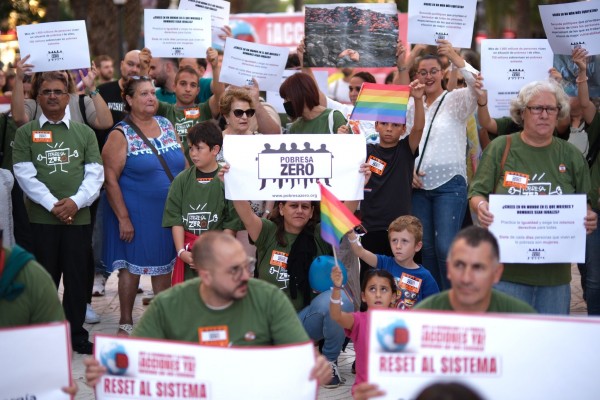 Movilización de la campaña 'Pobresa Zero' en Alicante para acabar con las desigualdades globales