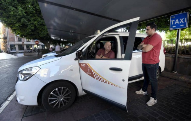 Los taxis de Murcia se podrán contratar previamente y permitirán pagar por el móvil