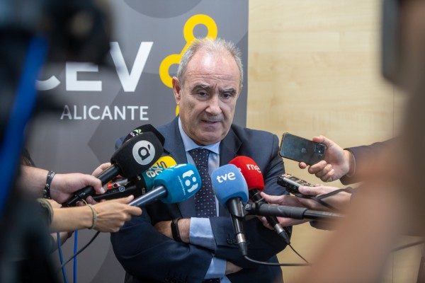 El Gobierno contempla invertir 320 millones para desalar, reutilizar y trasvasar a partir de 2023